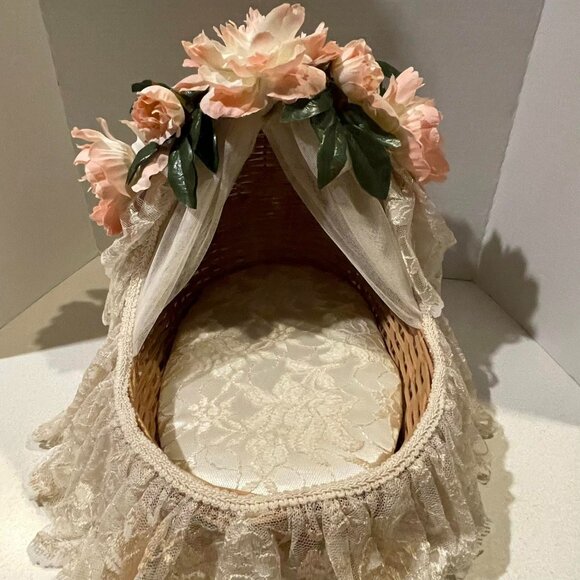 VTG 90s Handmade OAK Shabby Chic Cottagecore Wicker & White Lace Doll Bassinet - Picture 6 of 16